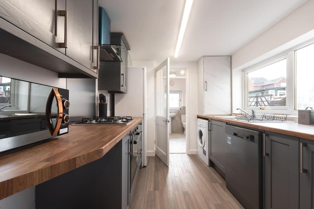 Beautiful 4 Bedroom House Reading Exteriör bild